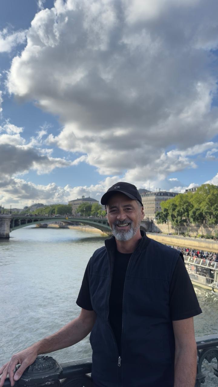 Héctor Mantese junto al río